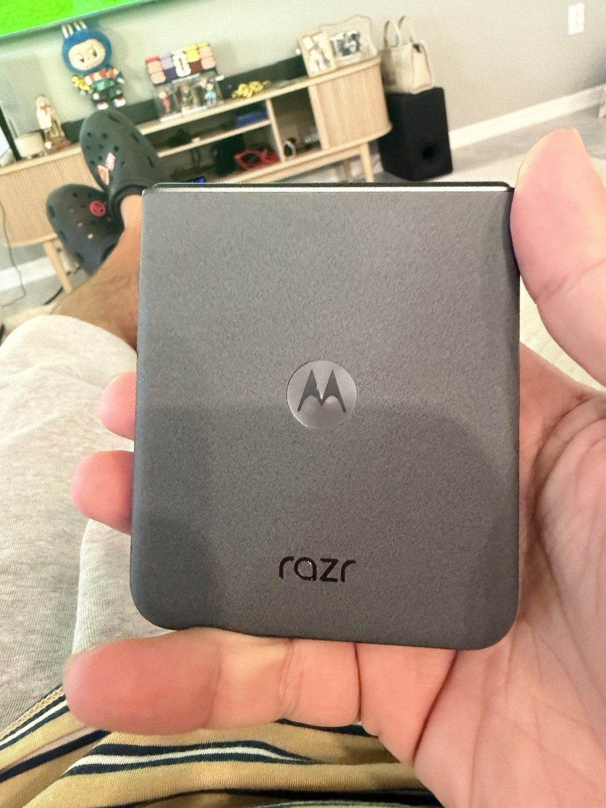 Motorola Moto Razr 2024 (XT2453) – 256GB 5G Koala Gray Unlocked