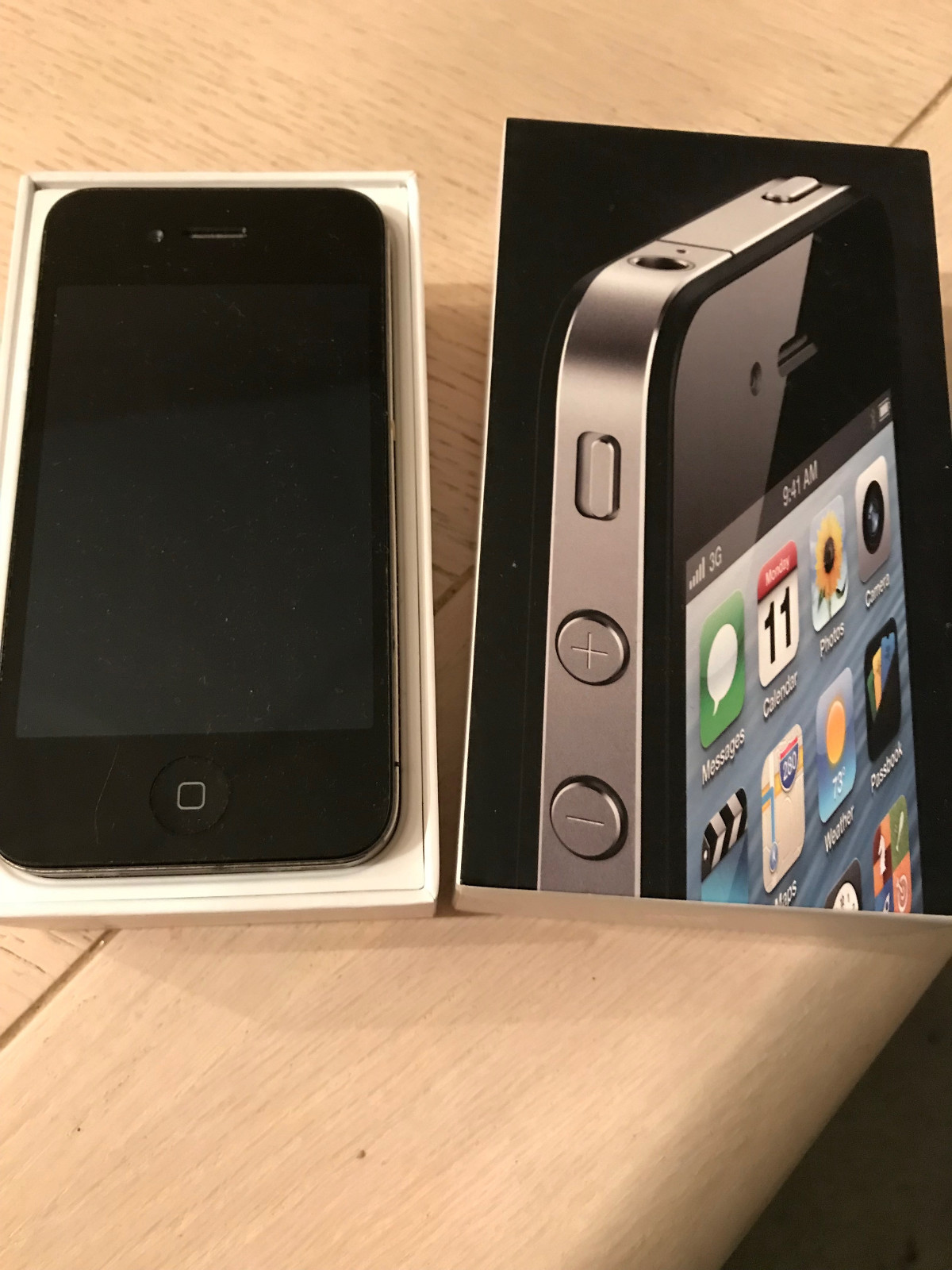 Apple iPhone 4 – 8GB – Black (AT&T) A1332 (GSM)