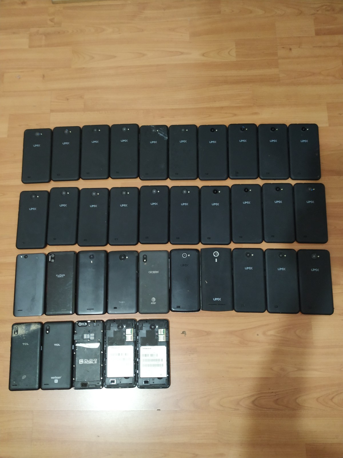 Lot of 35 Mixed model UMX U683CL 16GB / TCL and other for parts