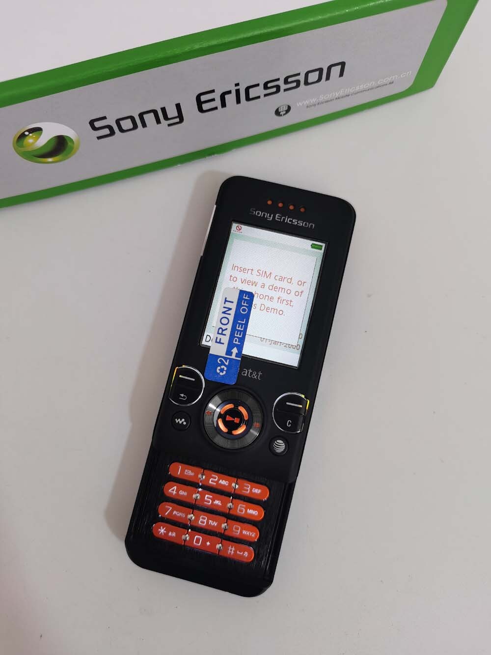 (Unlocked) Sony Ericsson Walkman W580i – 2G Cellular Phone Good for collector