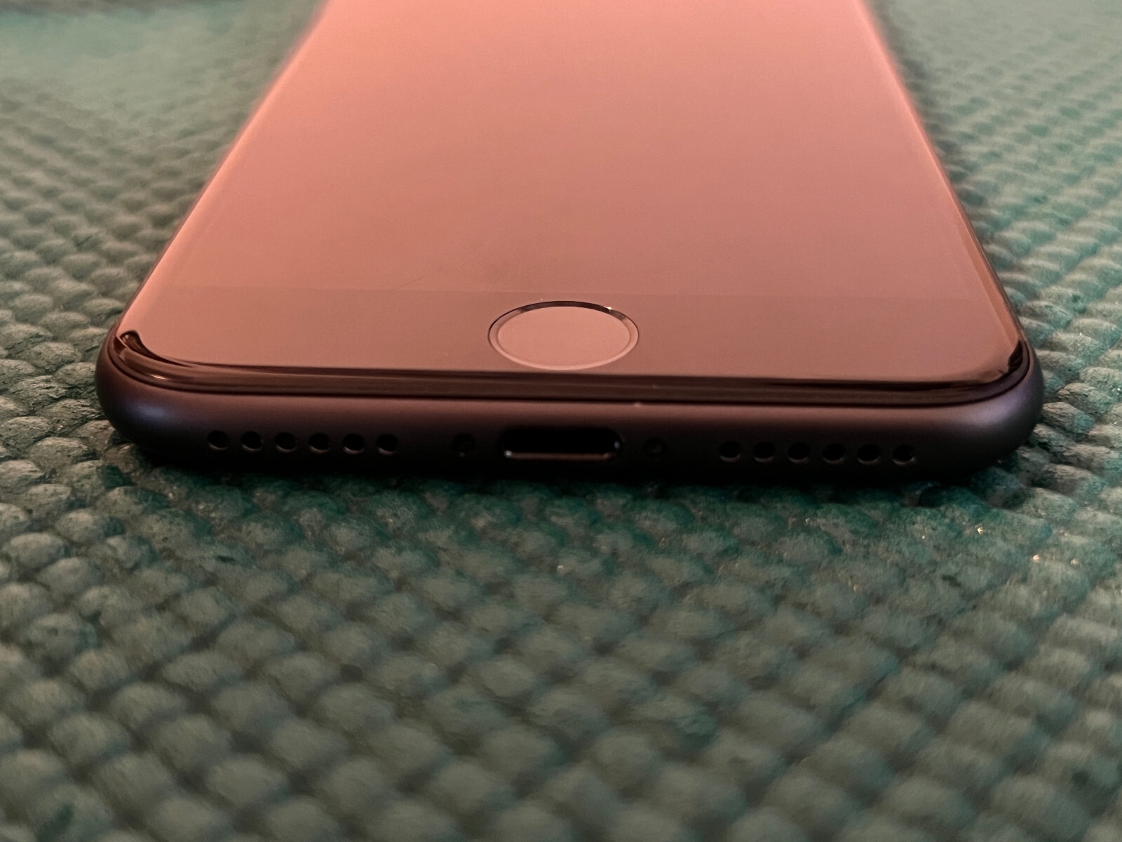 Apple iPhone 8 – 64GB – Space Gray (Unlocked) A1863 (CDMA + GSM)