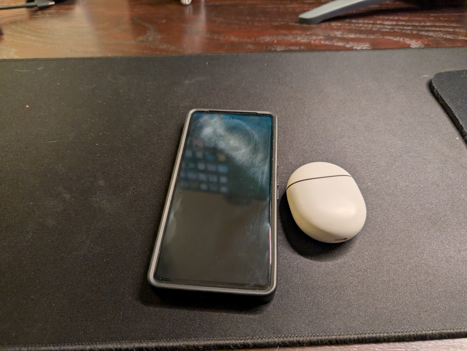Google Pixel 7 – 128GB – Obsidian – Google Fi – Unlocked Plus Accessories