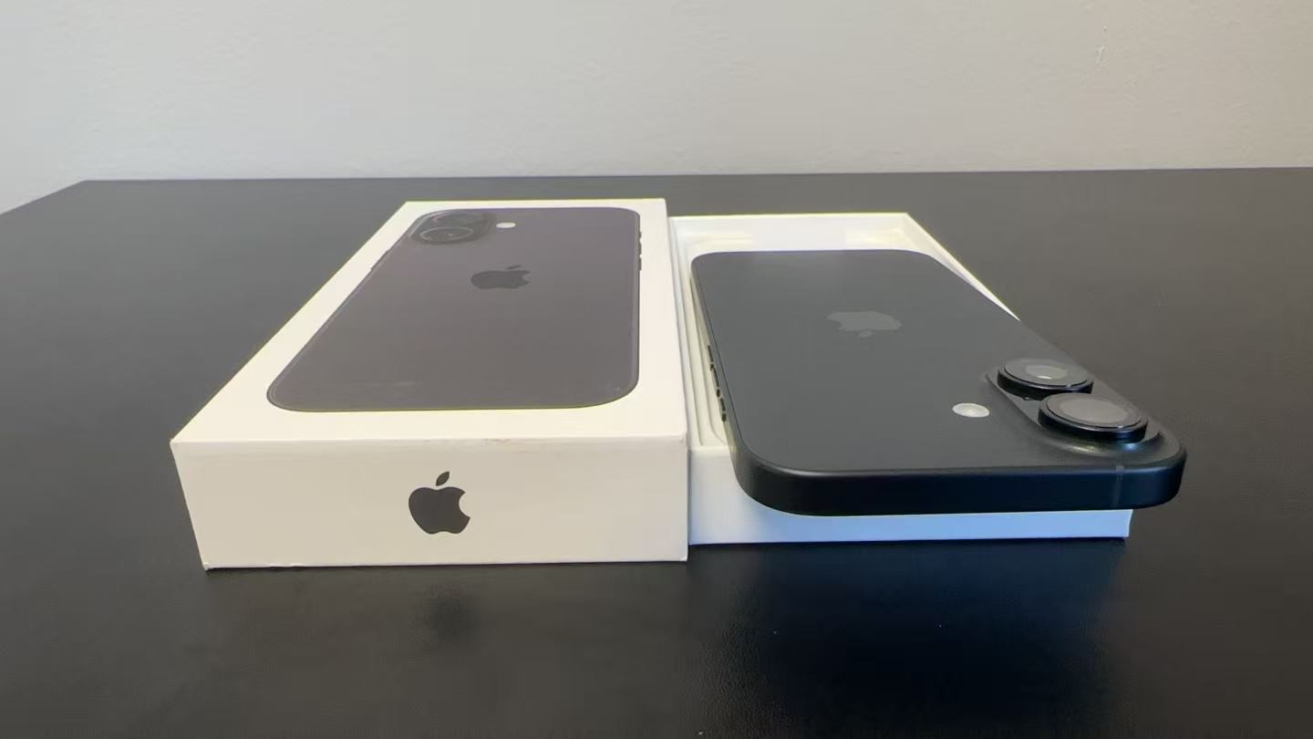 New Open Box Apple iPhone 16 128GB Black (AT&T Cricket ONLY) (100% Battery)