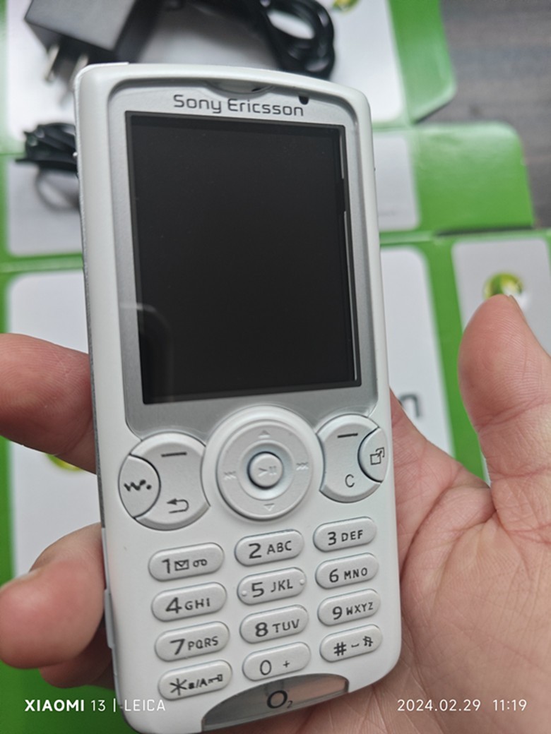 Sony Ericsson Sony Ericcson Walkman W810i – Satin black white(Unlocked) Cellular