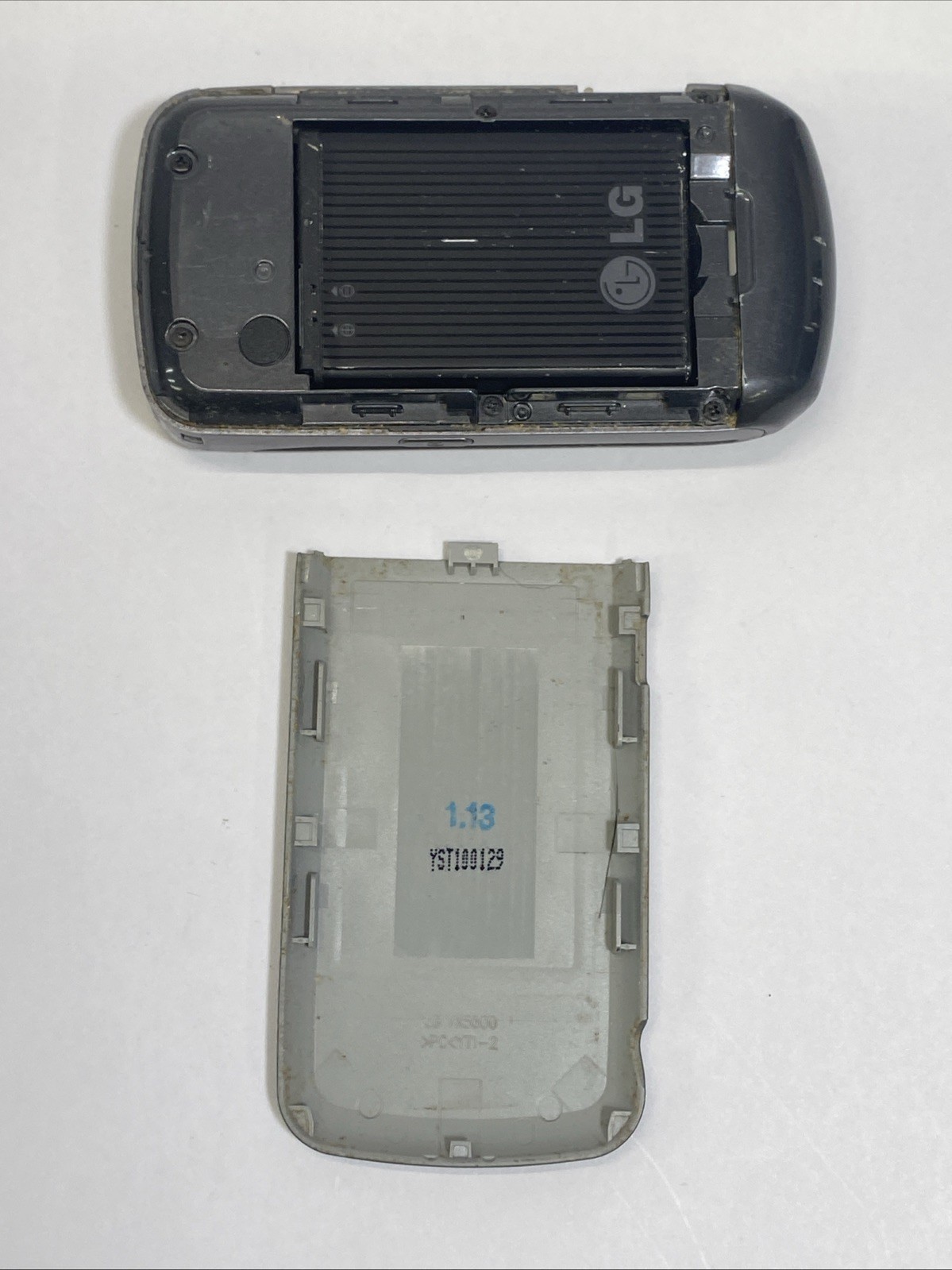 2 LG VX5600 MPP Accolade GRAY Wireless Flip Cell Phones Plug Cord 1.3MP Tested
