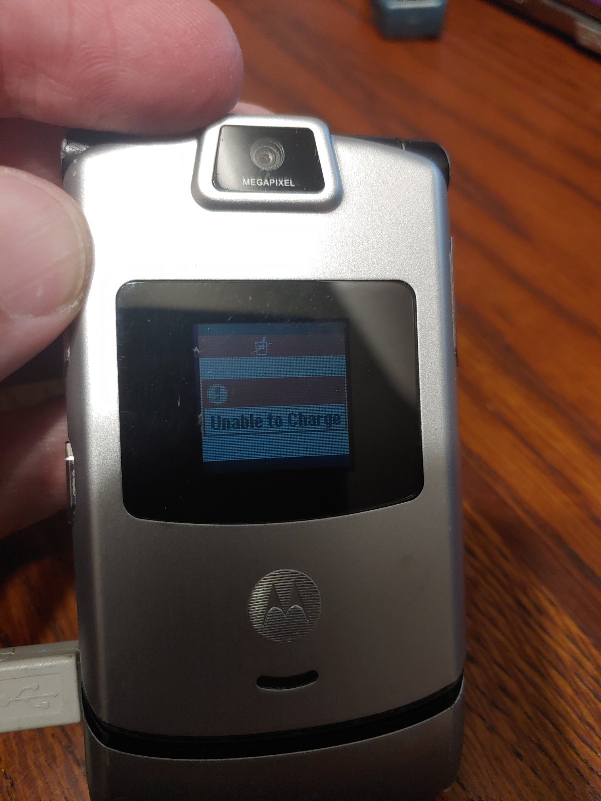 Vintage Motorola RAZR Flip Phone Verizon Cell Camera Silver *Doesn’t Hold Charge