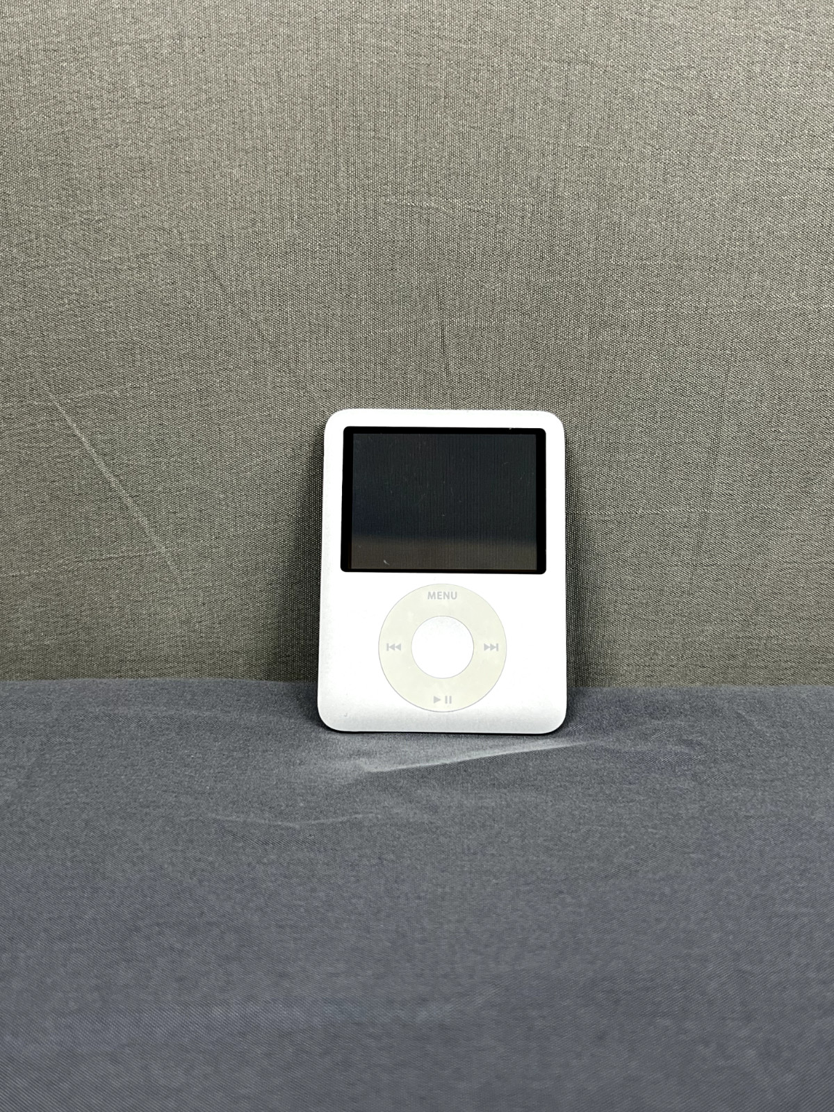 Apple iPod Nano 3rd Gen A1236 4GB Boot Loop Dead Battery For Parts Repair