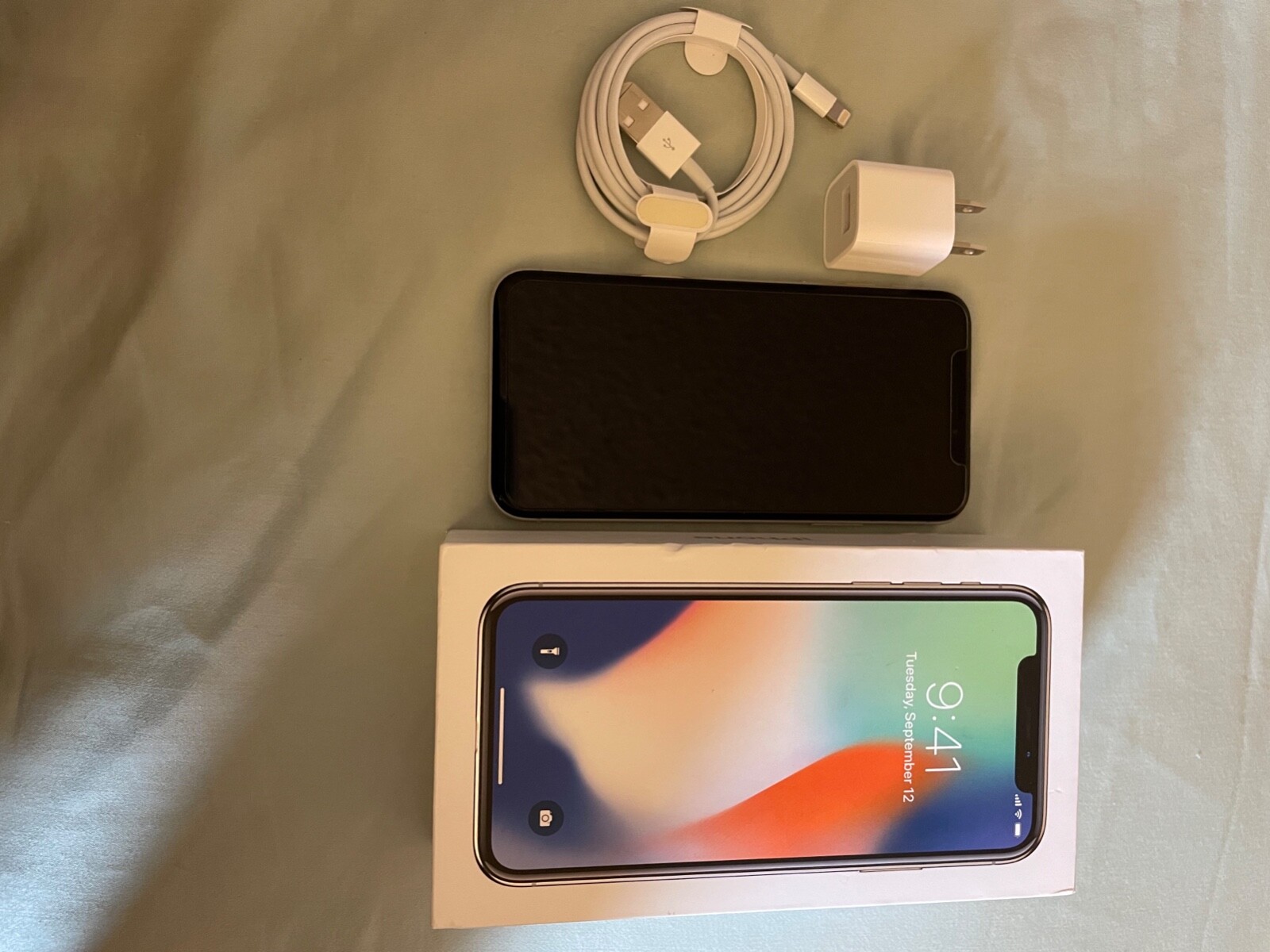 Apple iPhone X – 64GB – Silver (Unlocked) A1865 (CDMA + GSM)