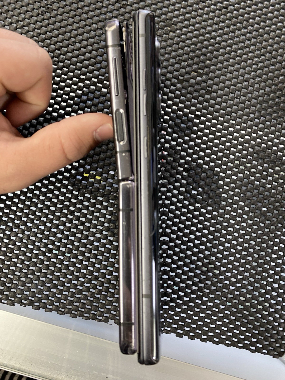 Lot Of 2 LG Wing/Samsung Z Flip 4 – For Parts/Repair – Unlocked/unknown – O6