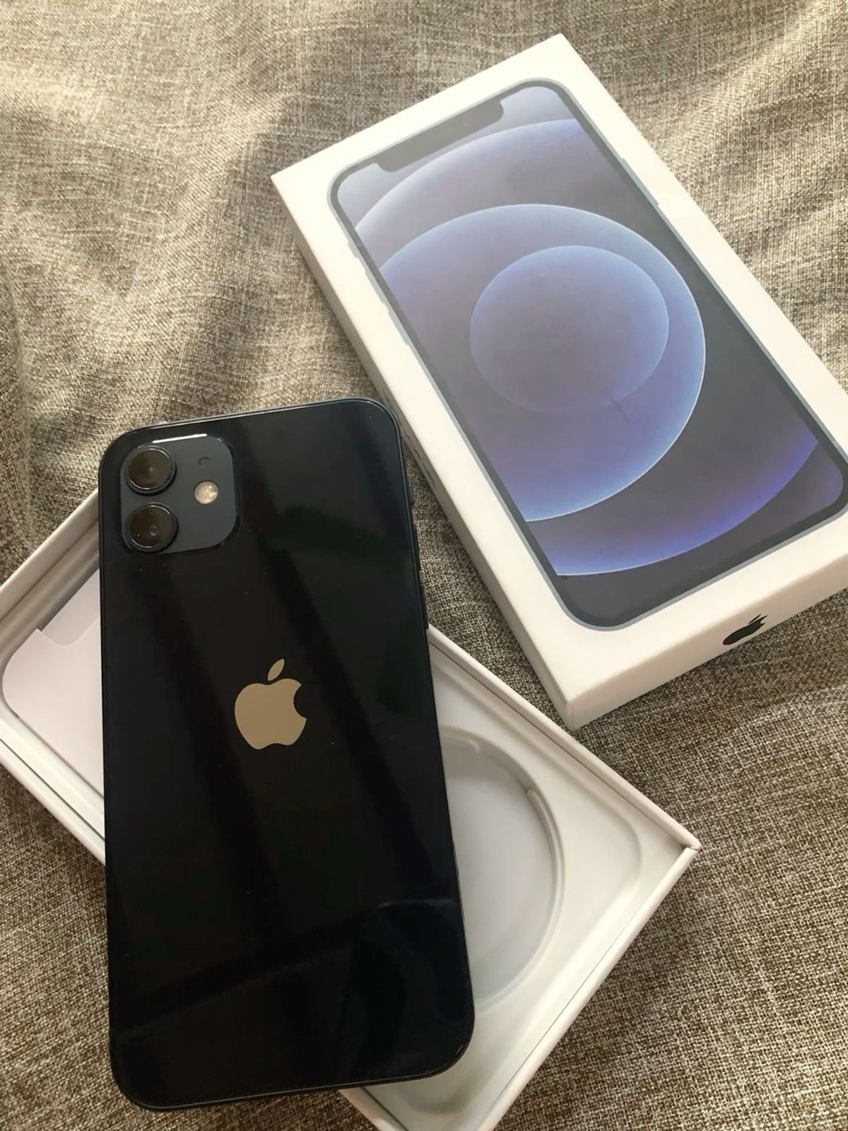 Apple iPhone 12 Black 6.1″ iOS Smartphone 12MP Camera Bluetooth Wi-Fi Box