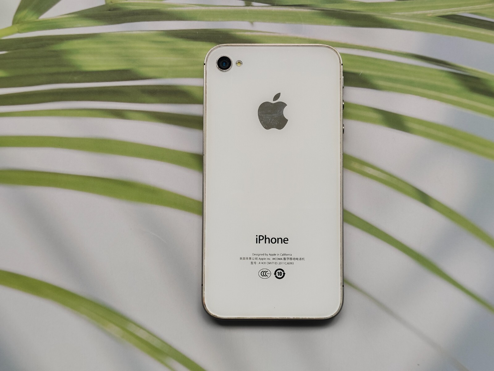 Original Apple iPhone 4/4s 8/16/32/64GB Fully UNLOCKED Black/White – 90% N ew