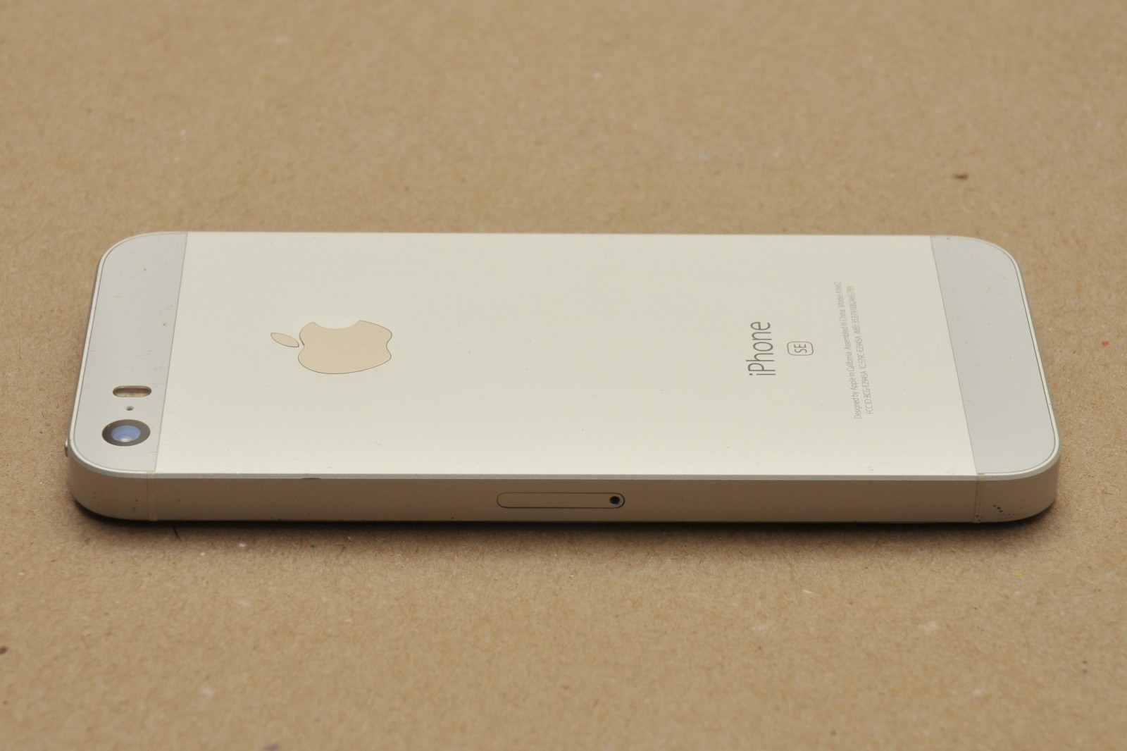 Apple iPhone SE 1st Gen A1662 32GB White/Silver Network Unlocked iOS 10.3.3