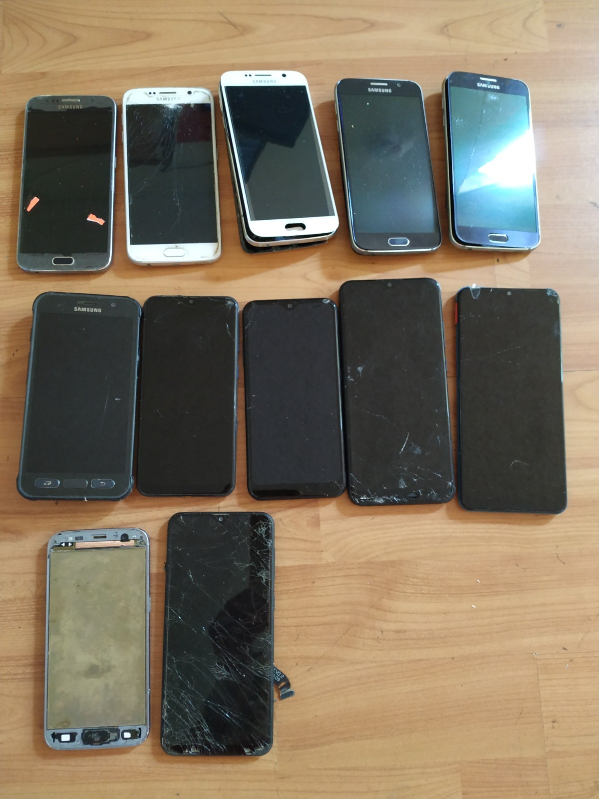 Lot of 12 Mixed model Samsung Galaxy S7 active /S6 and other For parts
