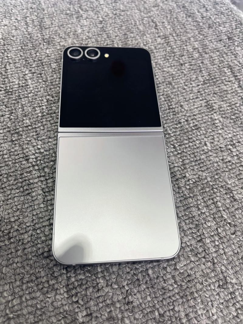 Samsung Galaxy Z Flip 6 5G SM-F741U 256GB Silver 6.7” Smartphone OPEN BOX A+