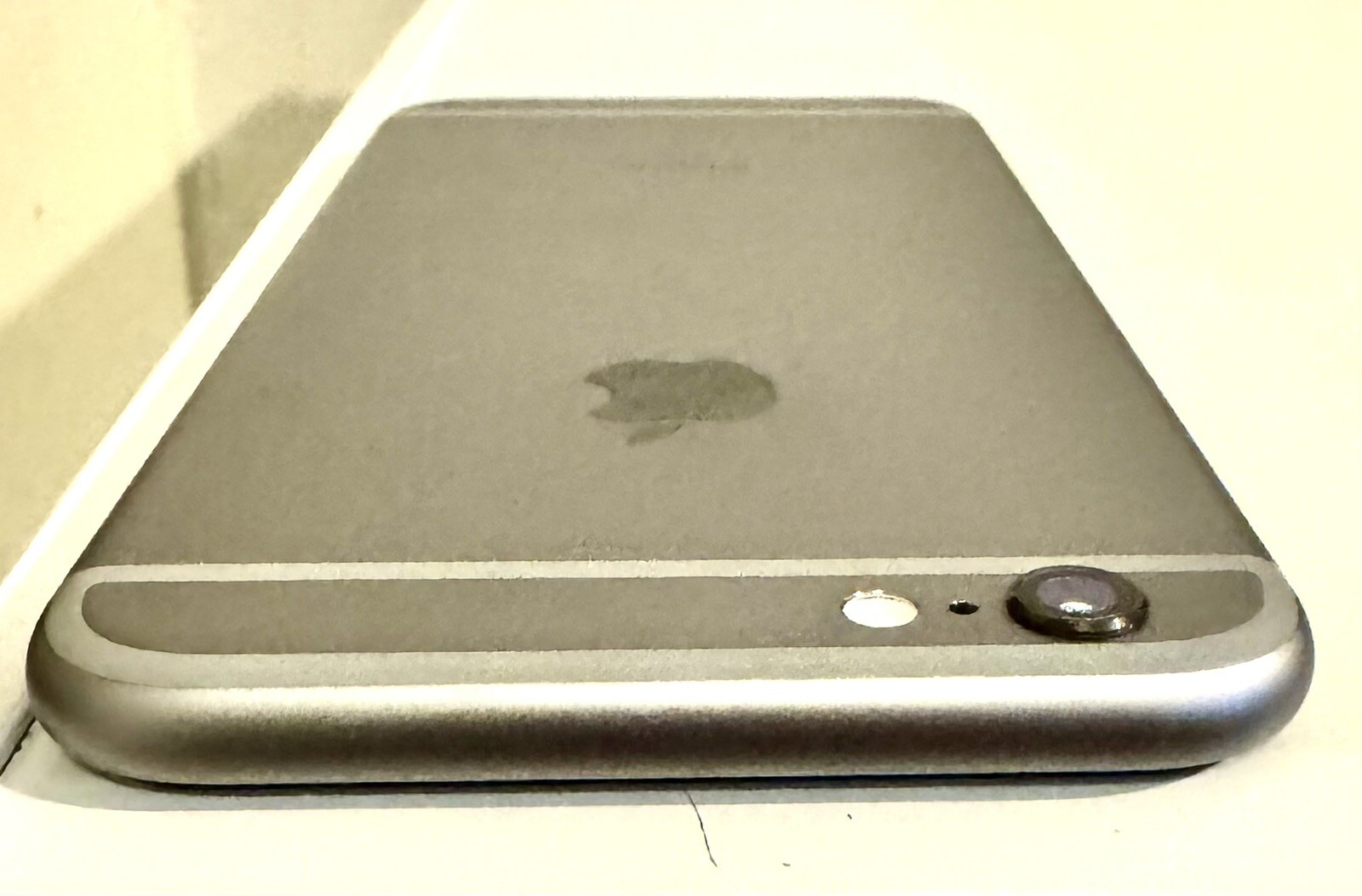 Apple iPhone 6s – 32GB – Silver (Unlocked) A1688 (CDMA + GSM)