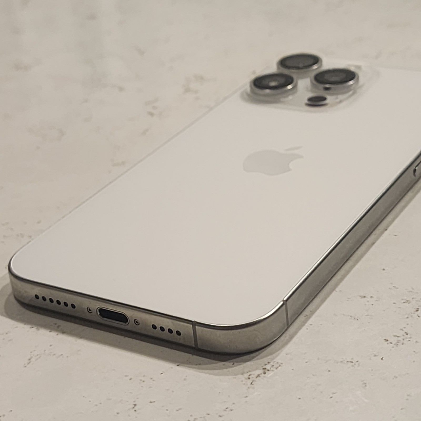 Apple iPhone 16 Pro Max – 256 GB – White Titanium (Unlocked) (LCD) (ESN Checks)