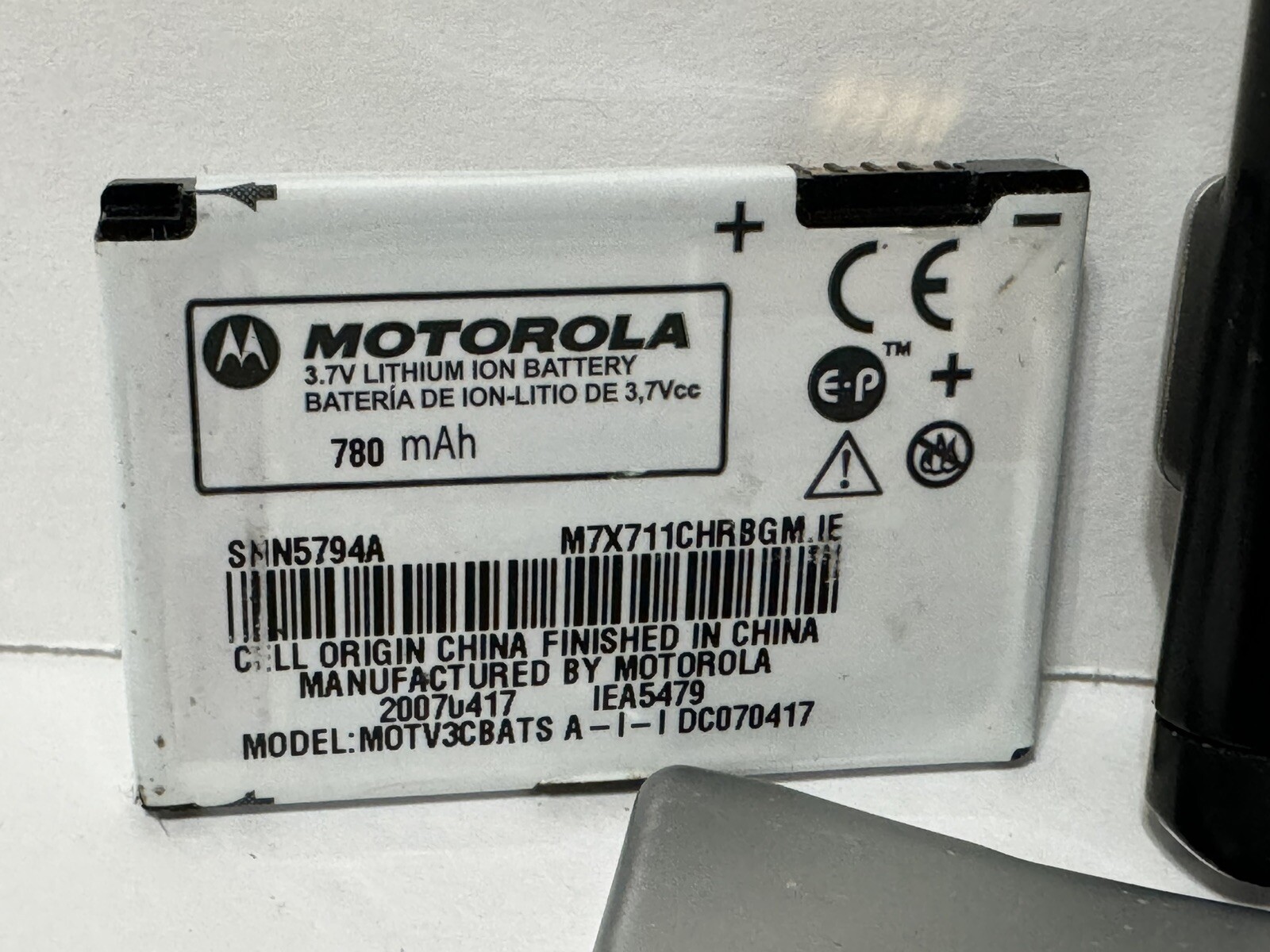 Motorola RAZR V3m Silver Cellular Flip Phone – Verizon Tested – Bad Battery