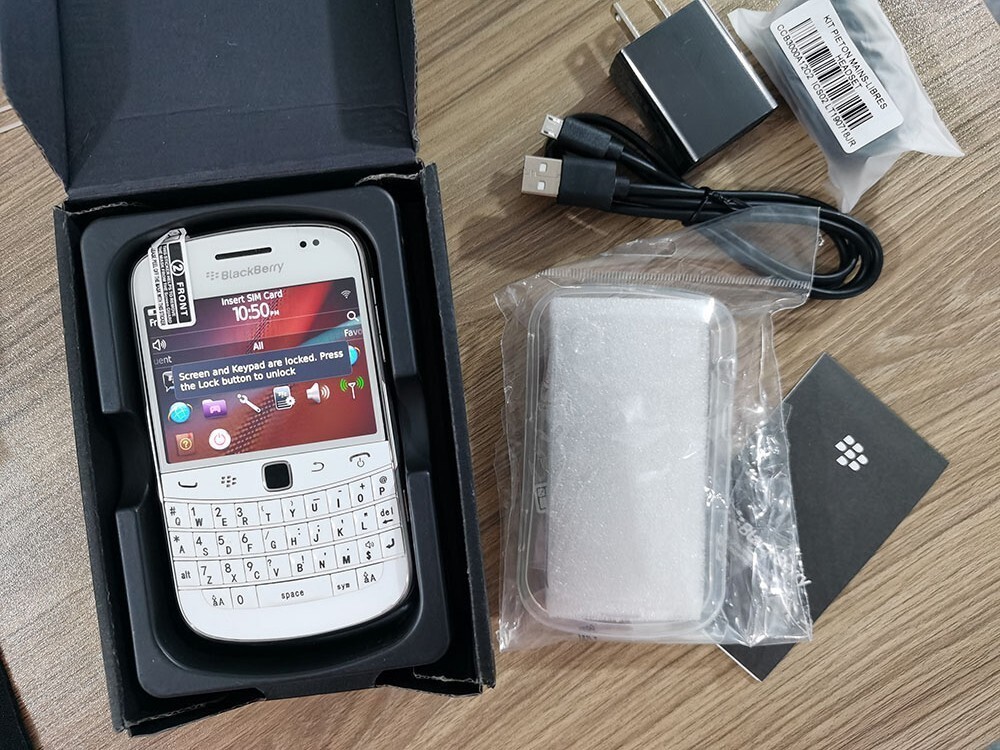 BLACKBERRY 9900 BOLD – 8 GB – Black / White 3G (Unlocked) Free Shipping z8