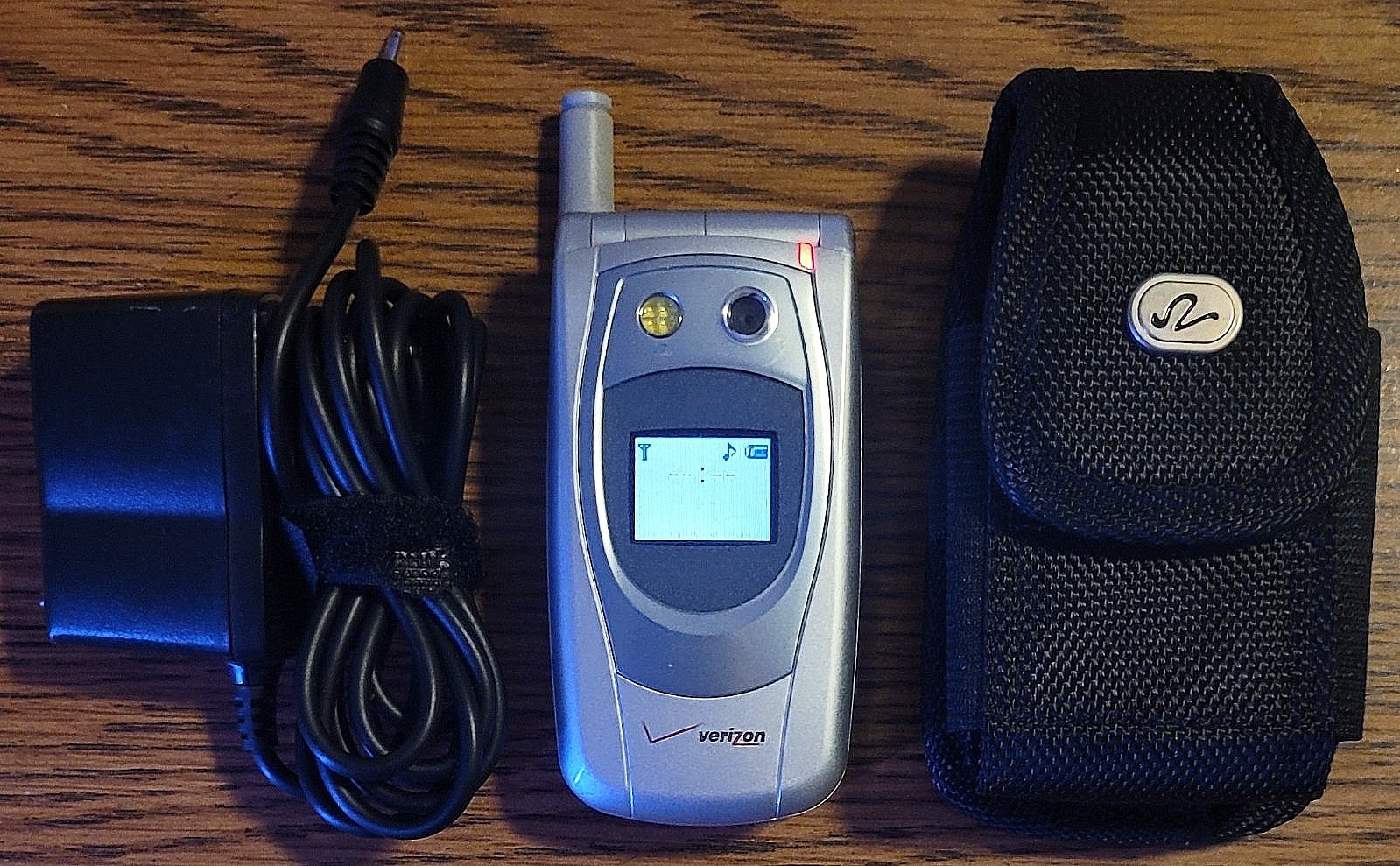 Audiovox CDM-9900 – Silver and Gray ( Verizon ) Super Rare Flip Phone – Bundled