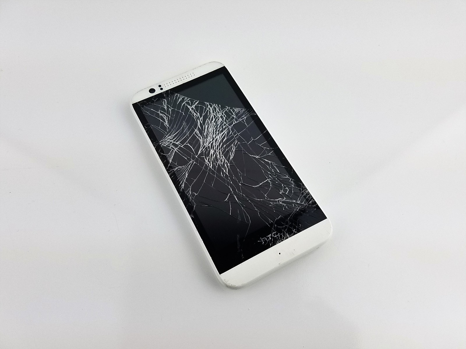 HTC Desire 510 – 8GB – White (Boost Mobile) Clean ESN *Cracked *Please READ