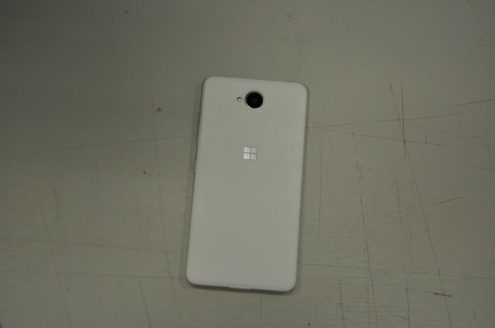 Microsoft Lumia 650 16GB White Microsoft Phone Unlocked RM-1152 WITHOUT BATTERY