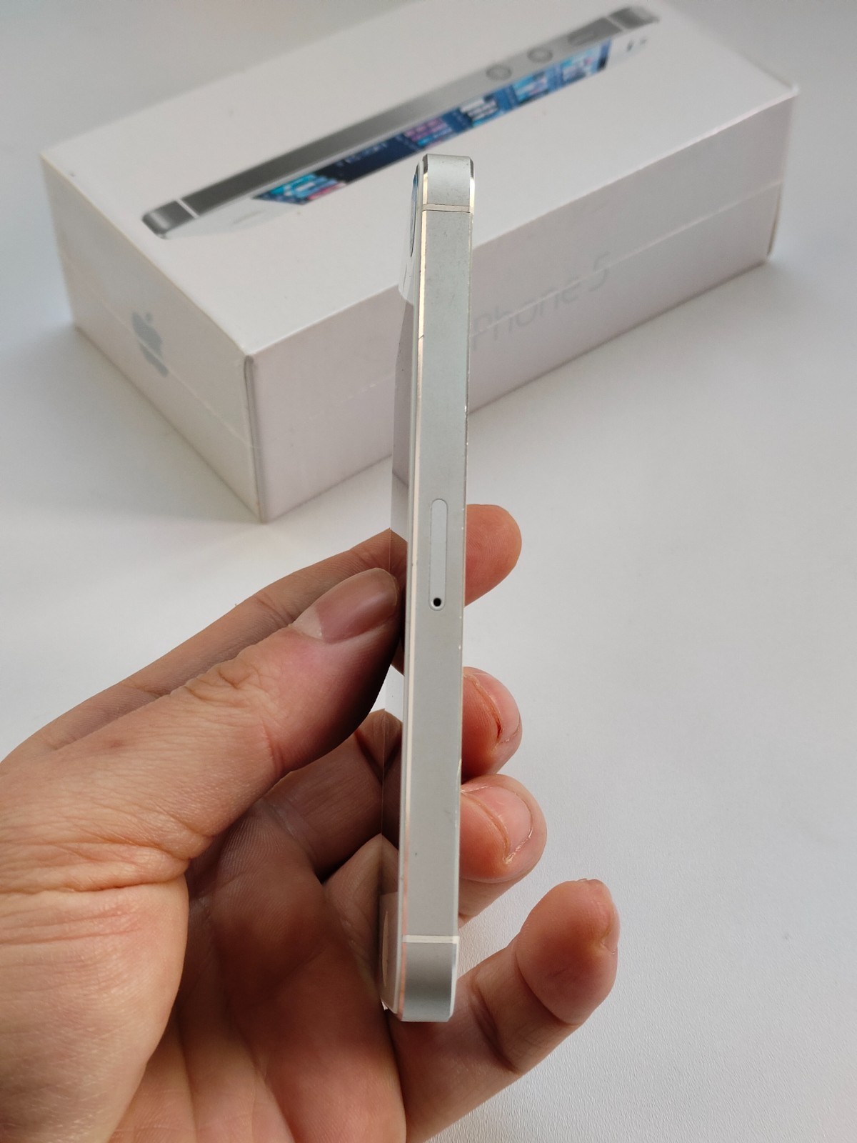 Apple iPhone 5/5s/5c 16GB Factory UNlocked Black/White/Gold Good 90%N ew US