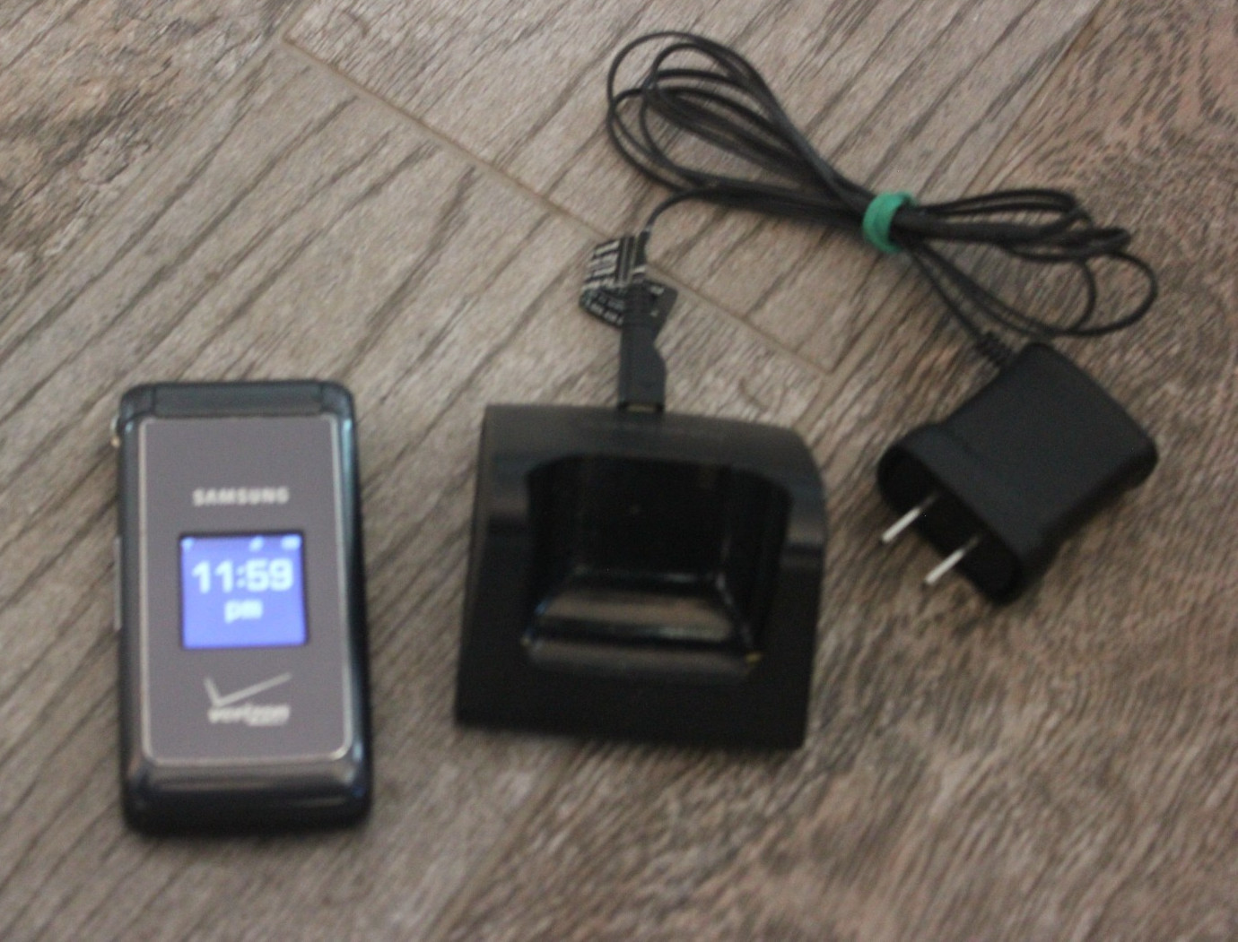 Working VGUC Samsung Haven SCH-U320 Flip Phone & Desk Chgr Verizon No Camera