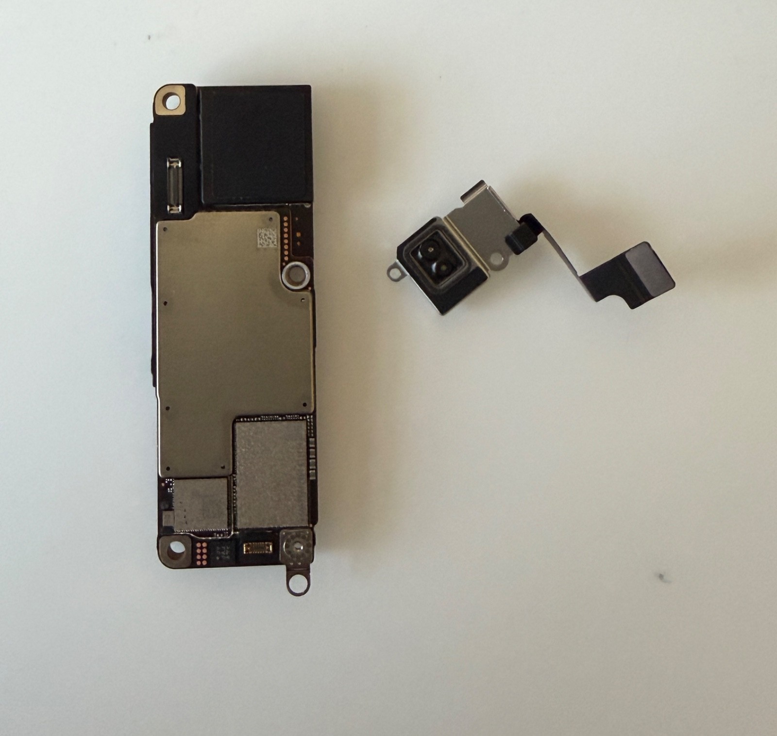 Apple iPhone 16 Pro 256GB AT&T Main Board + Lidar – Carrier lock Only No ISSUES