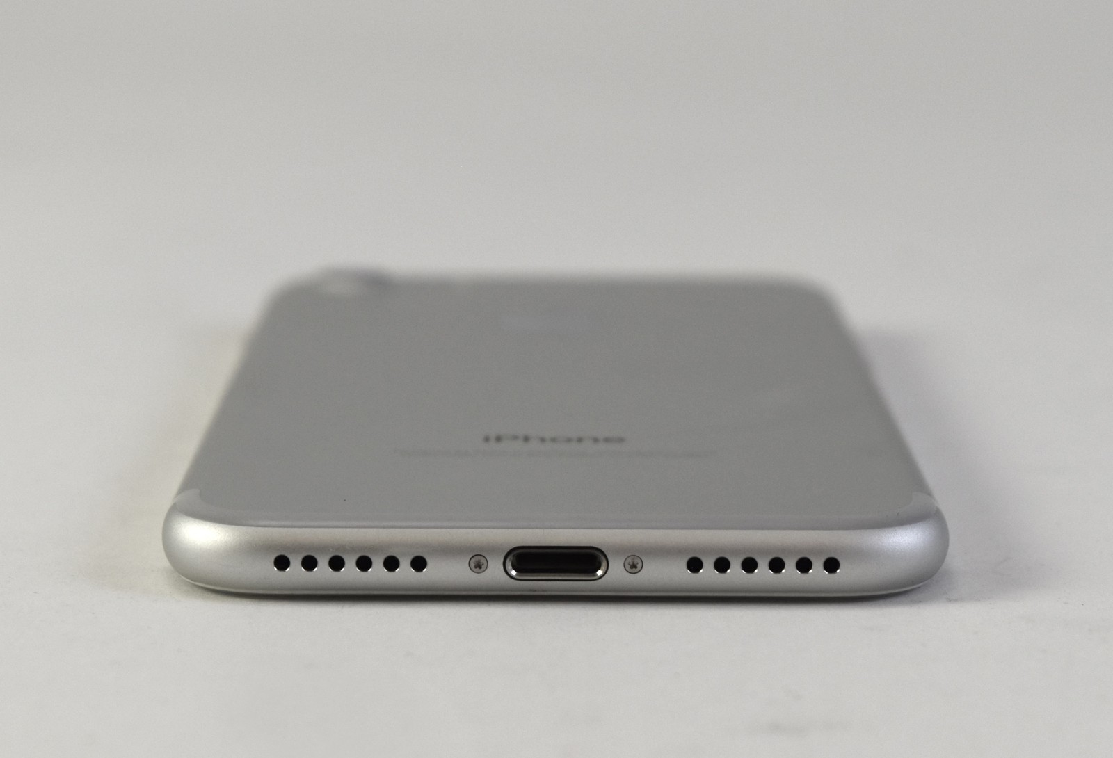 Apple iPhone 7 A1660 Smart Phone *Network Unlocked* 32GB Silver *Cosmetic*