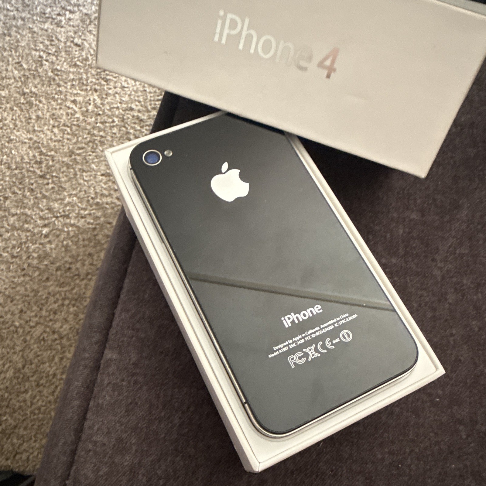 Apple iPhone 4 16GB Black iOS 3.5in GSM Unlocked (No Contract) w/ Box