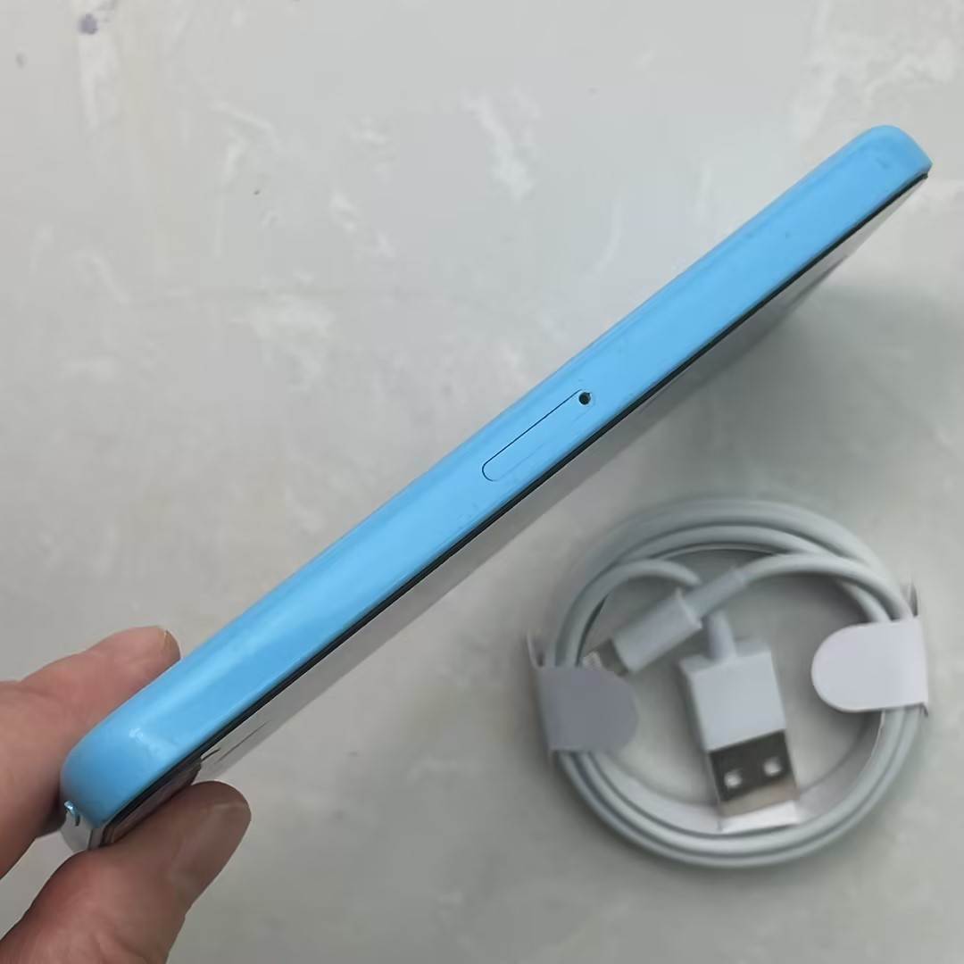 Apple iPhone 5c (Unlocked) New Battery – 8 GB / 16 GB / 32GB – Blue Charge Cord