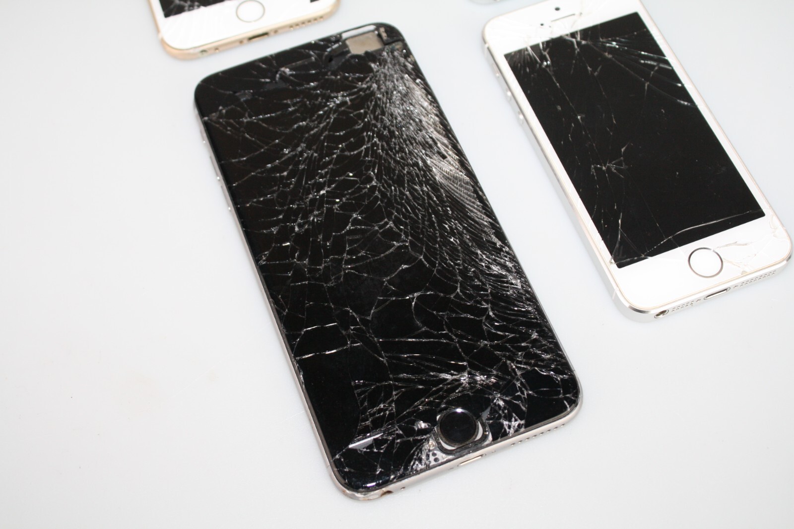Lot of (4) iPhones A1633, A1522, A1533 – *FOR PARTS OR REPAIR*