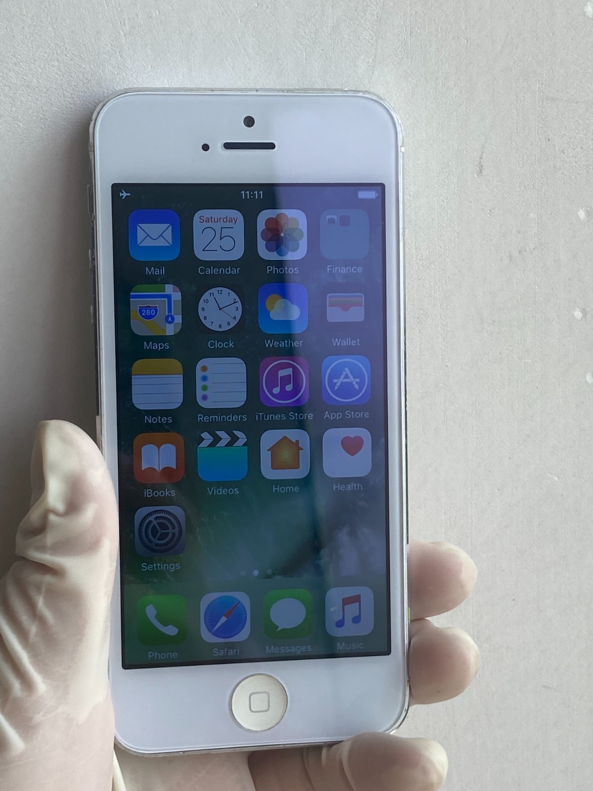 Good Apple iPhone 5 Unlocked 16/32GB Black Silver Gold iOS 10 with Accessories