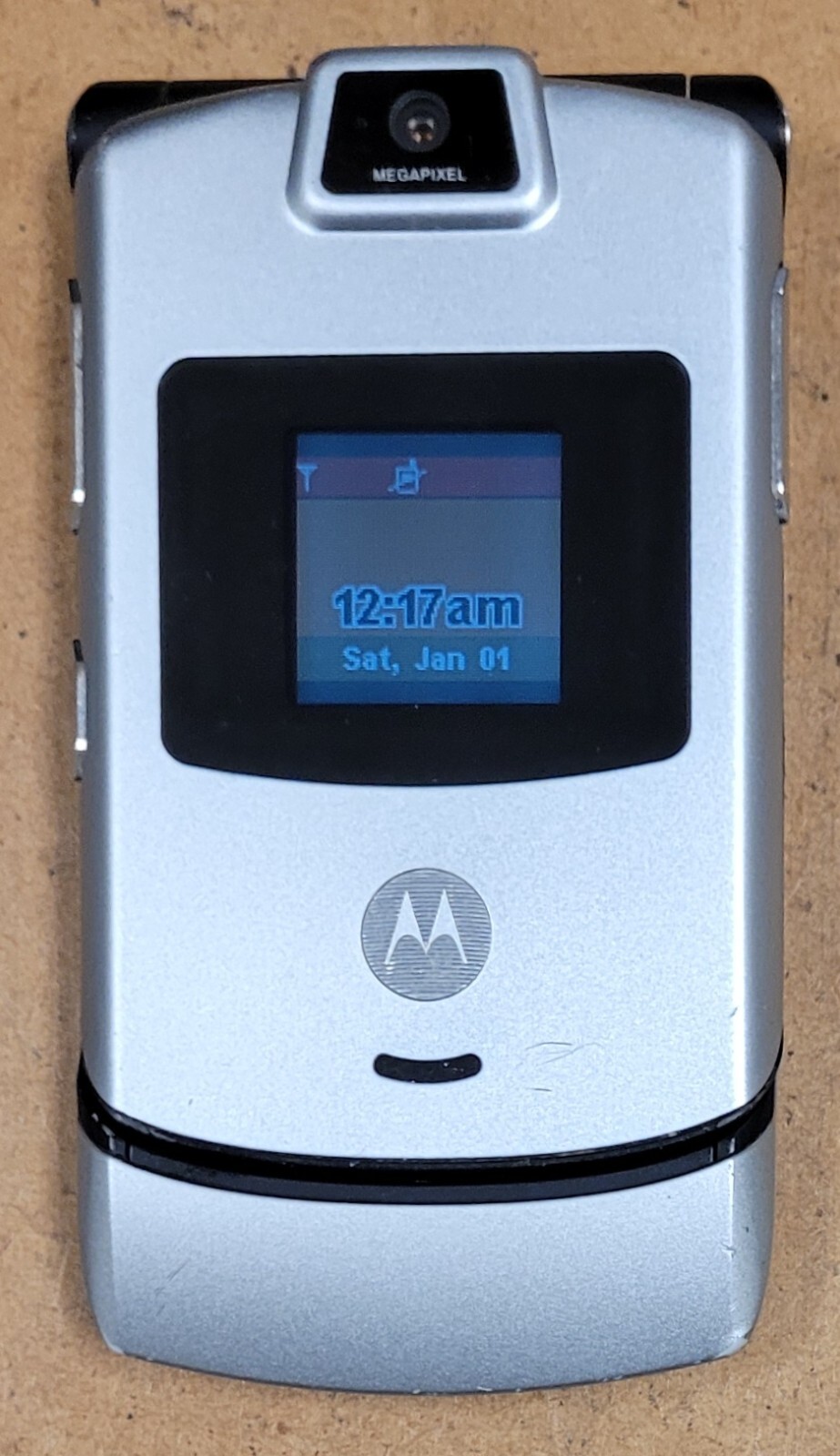 Motorola RAZR V3m – Silver and Black ( Verizon ) Cellular Flip Phone