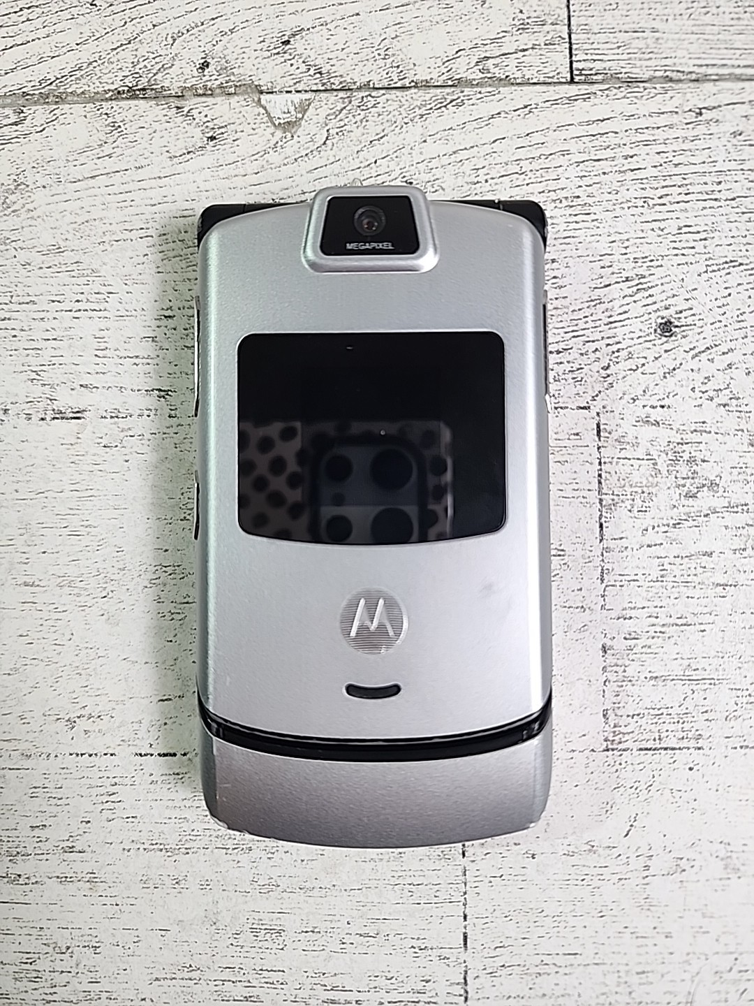 Vintage Motorola RAZR Flip Phone Verizon Cell Camera Silver *Doesn’t Hold Charge