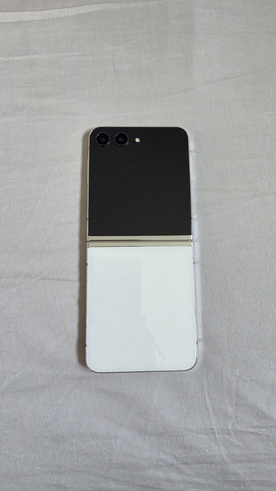 Samsung Galaxy Z Flip 5 512GB SM-F731U-white – Fully Unlocked –