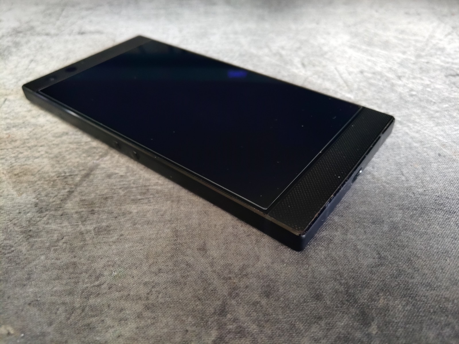MINT Unlock Razer Phone 2 – 64GB – 8GB RAM – 120Hz LCD – 2.8Ghz CPU Mirror Black