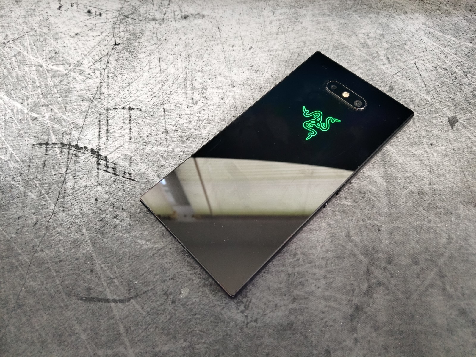 MINT Unlock Razer Phone 2 – 64GB – 8GB RAM – 120Hz LCD – 2.8Ghz CPU Mirror Black