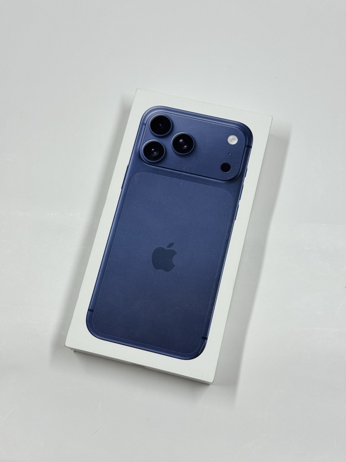 Apple iPhone 17 Pro Max 256GB Deep Blue (AT&T) – WiFi/Parts Only, Excellent