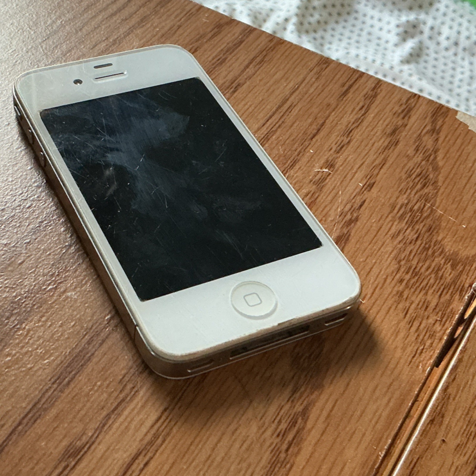Apple iPhone 5 A1332 White GSM iOS 4in 8MP Bluetooth Wi-Fi GPS Smartphone