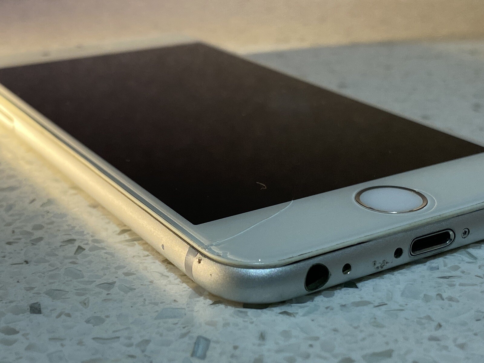 Apple iPhone 6 – 128GB – Silver A1688 (CDMA + GSM)/ DO