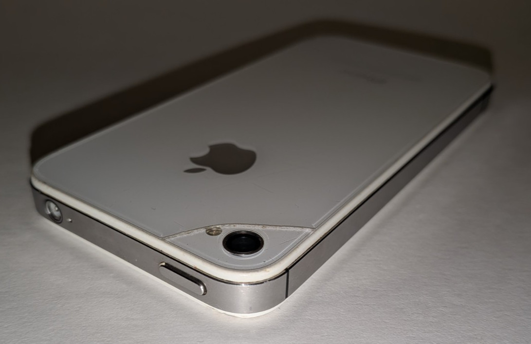 Apple iPhone 4 iOS 6 Verizon CDMA A1349 emc 2422 White 8gb