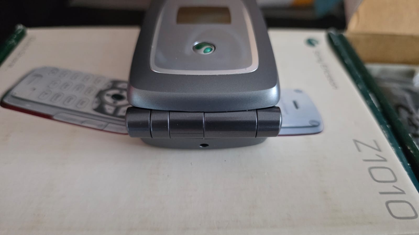 Sony Ericsson Z1010 – 32 MB – Silver (Unlocked opened box full set very rare !
