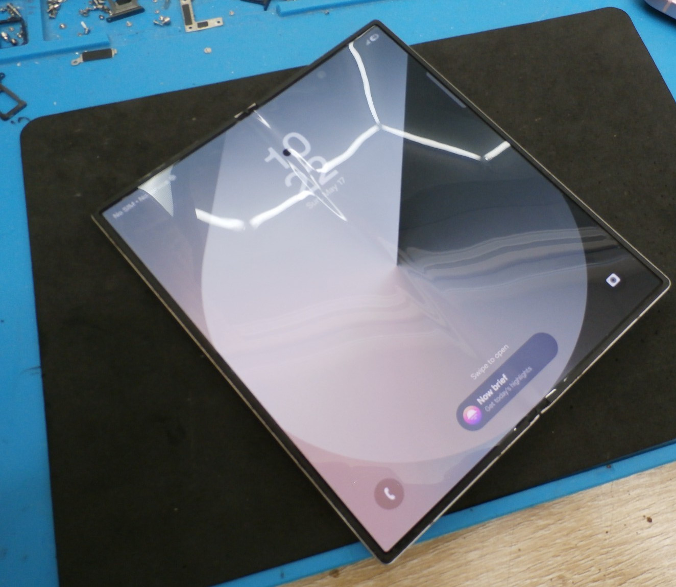 (Read) Samsung Galaxy Z Fold 6 256GB Silver Shadow SM-F956U ATT/ Cricket Locked