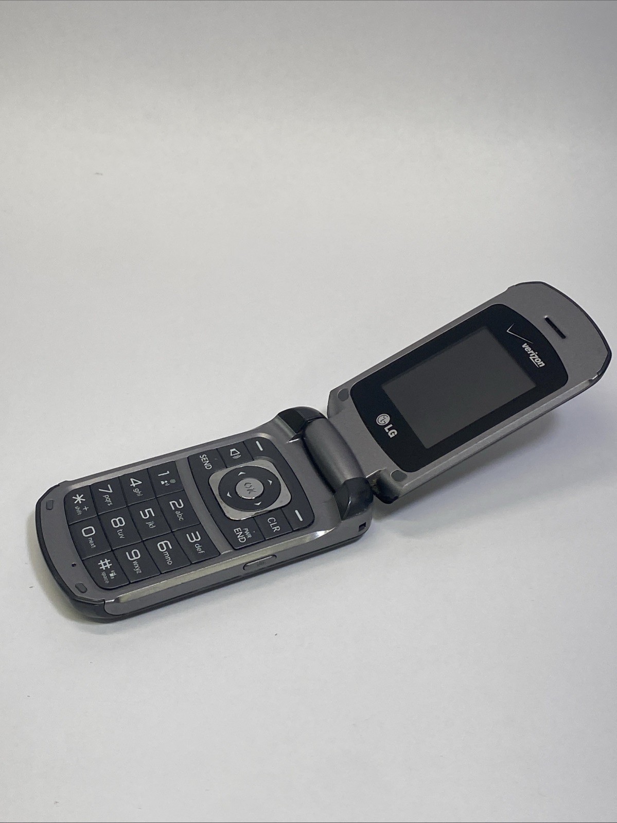 2 LG VX5600 MPP Accolade GRAY Wireless Flip Cell Phones Plug Cord 1.3MP Tested
