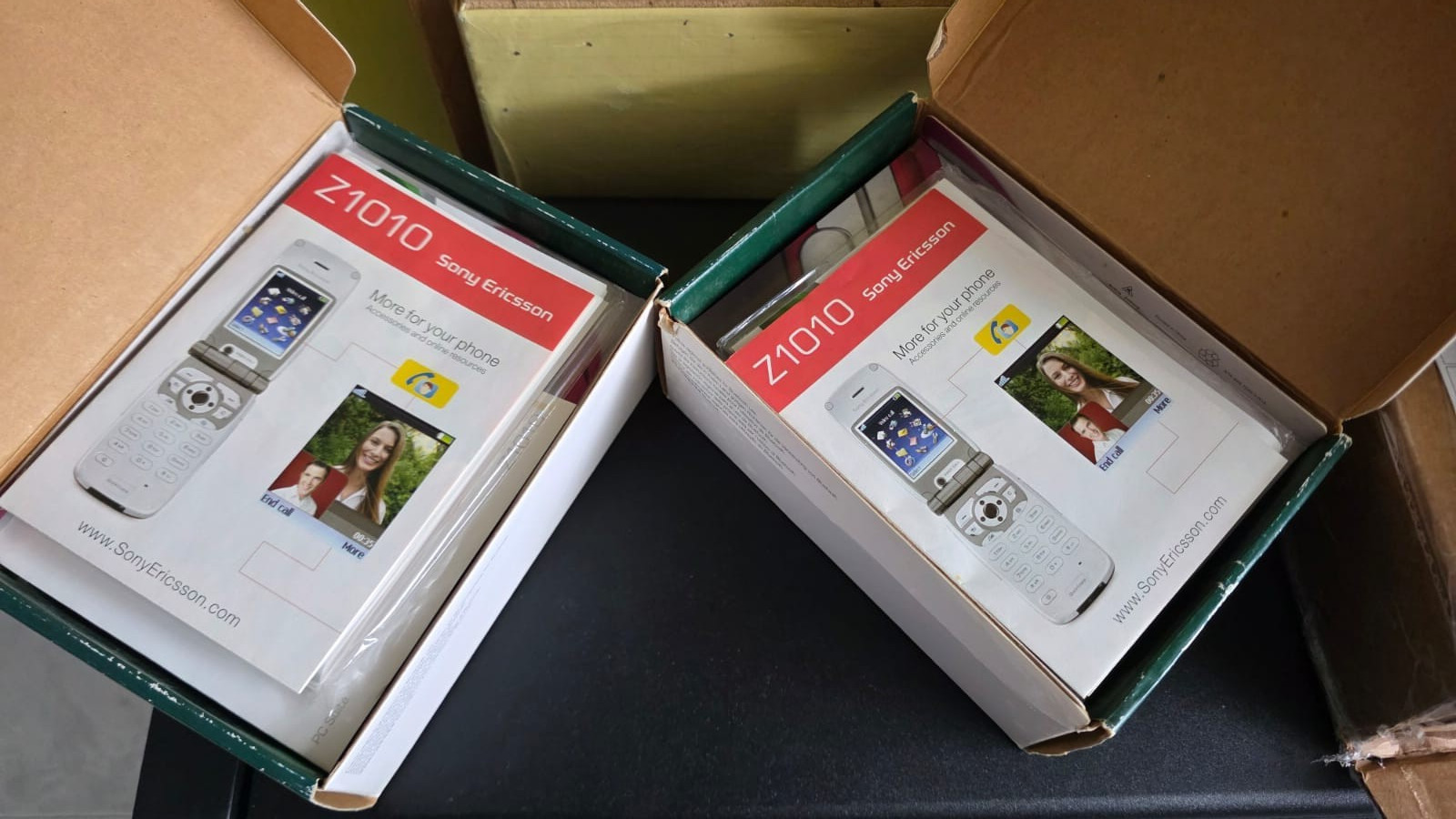 Sony Ericsson Z1010 – 32 MB – Silver (Unlocked opened box full set very rare !