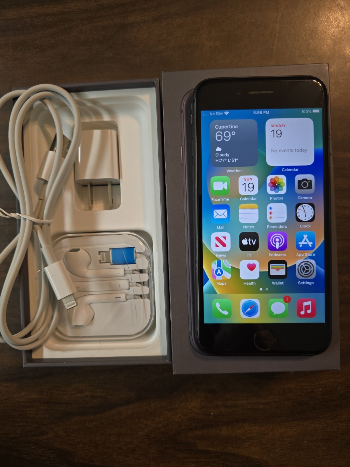 Apple iPhone 8 – 64 GB – Space Gray (Unlocked) with box and accessories