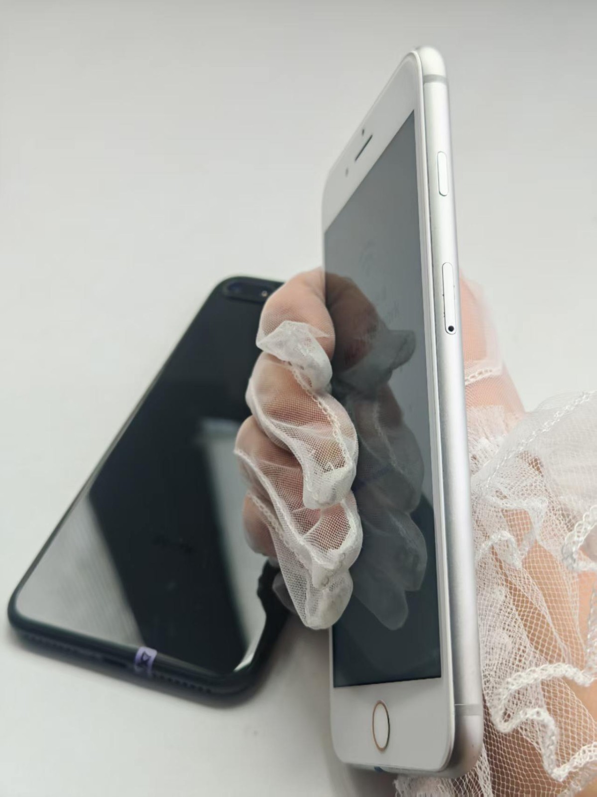 Apple iPhone 8 Plus – Unlocked Smartphone GOOD(any carrier)