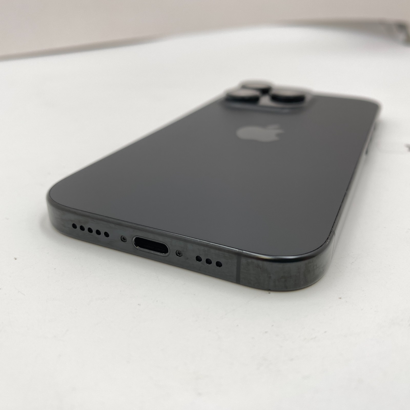 Apple iPhone 16 Pro – 256GB – Black Titanium (AT&T/Cricket ONLY) – Very Good Con