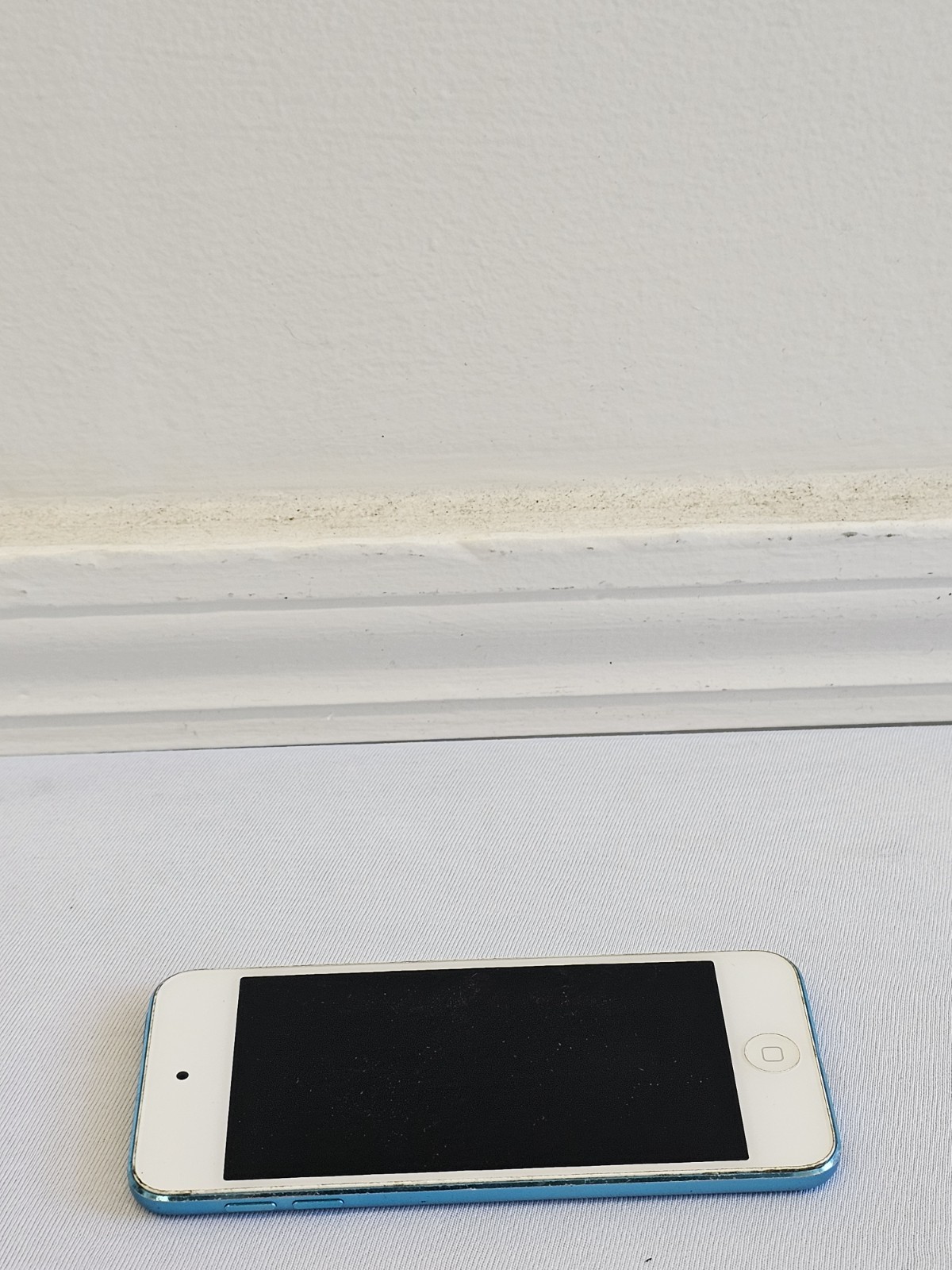Apple iPod Touch Gen 5 Carrier – N/A Storage – 32GB Tested and Works